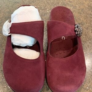 Vionic slip on shoes